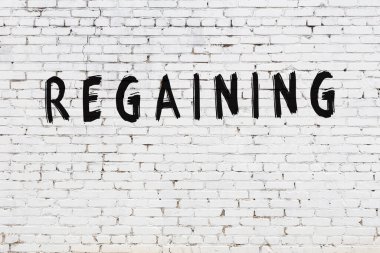 Yazıt beyaz tuğla duvara yeniden yazılıyor