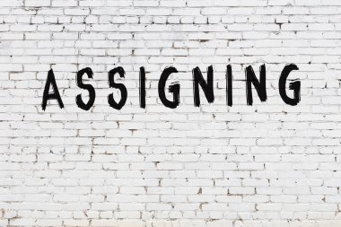 Üzerinde siyah boya olan beyaz duvar.