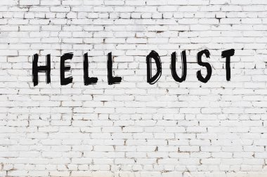 Üzerinde siyah boya olan beyaz duvar. Cehennem tozu.