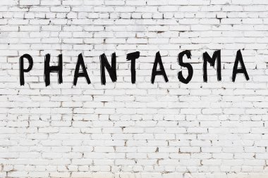 Beyaz tuğla duvara yazılmış bir hayalet.