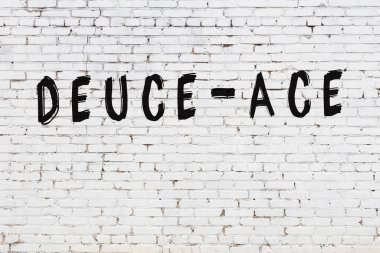 Beyaz tuğla duvara iki as yazılı.