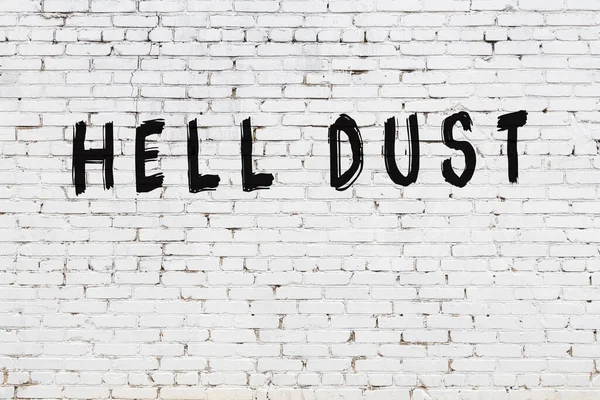 Üzerinde siyah boya olan beyaz duvar. Cehennem tozu.