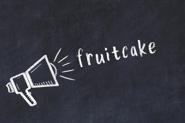 Tebeşir hoparlörü ve siyah karatahtaya yazılmış meyveli kek.