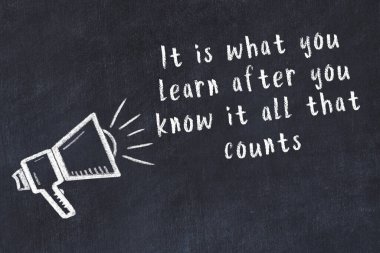 Siyah masaya hoparlör ve motivasyonel alıntının tebeşir çizimi