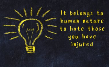 Ampul çizimi ve akıllı alıntıyla siyah karatahta