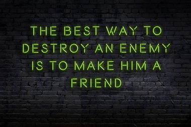 Tuğla duvardaki neon ışığın gece görüşü. Bilge Qoutation. 