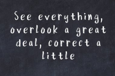 Üzerinde bilge yazılar olan siyah karatahta.