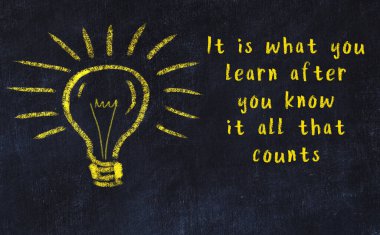 Ampul çizimi ve akıllı alıntıyla siyah karatahta