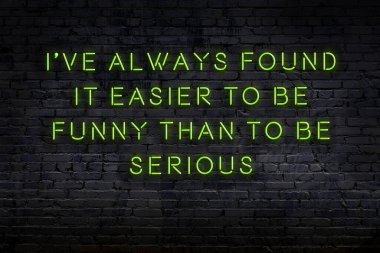 Tuğla duvardaki neon ışığın gece görüşü. Bilge Qoutation. 