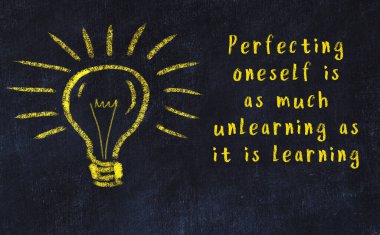 Bir ampulün tebeşir çizimi ve bilgece alıntıların yazımı