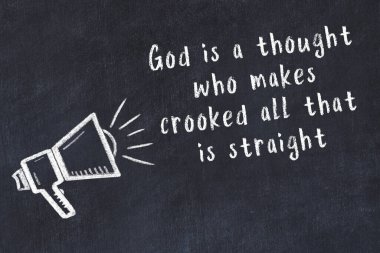 Tebeşir hoparlörü ve siyah masada akıllıca bir alıntı.