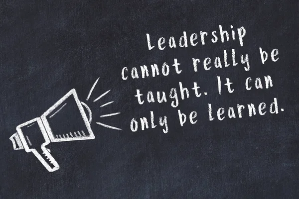 Siyah masaya hoparlör ve motivasyonel alıntının tebeşir çizimi