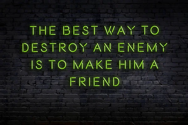 Tuğla duvardaki neon ışığın gece görüşü. Bilge Qoutation. 