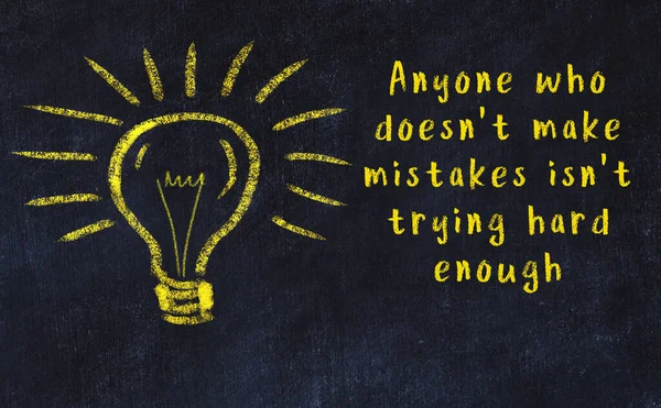 Ampul çizimi ve akıllı alıntıyla siyah karatahta