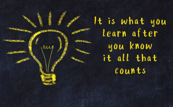 Ampul çizimi ve akıllı alıntıyla siyah karatahta