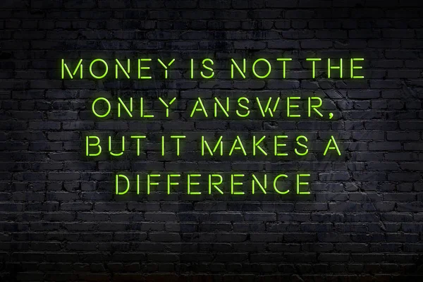 Tuğla duvardaki neon ışığın gece görüşü. Bilge Qoutation. 