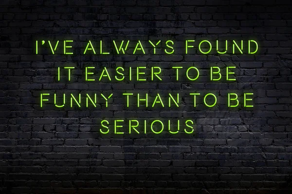 Tuğla duvardaki neon ışığın gece görüşü. Bilge Qoutation. 