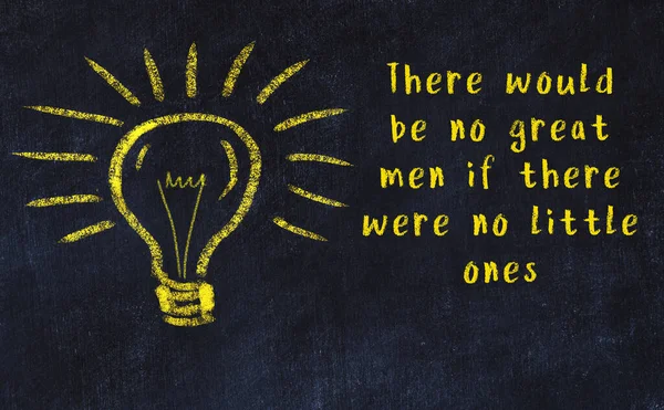 Ampul çizimi ve akıllı alıntıyla siyah karatahta