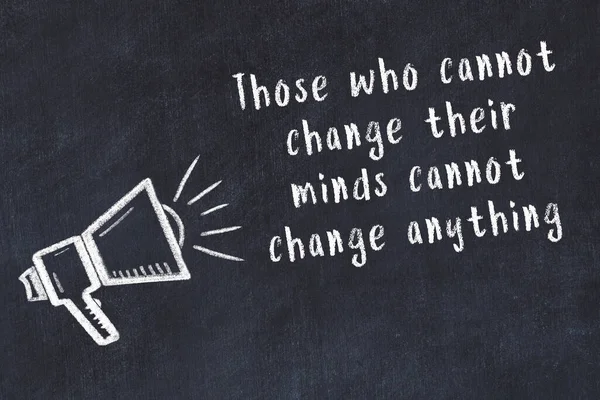 Tebeşir hoparlörü ve siyah masada akıllıca bir alıntı.