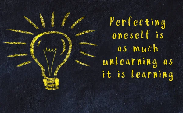 Bir ampulün tebeşir çizimi ve bilgece alıntıların yazımı