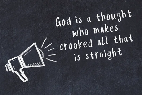 Tebeşir hoparlörü ve siyah masada akıllıca bir alıntı.