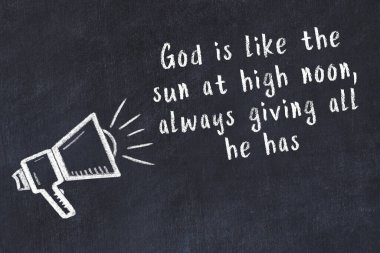 Tebeşir hoparlörü ve siyah masada akıllıca bir alıntı.