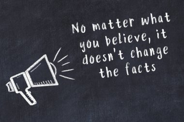 Tebeşir hoparlörü ve siyah masada akıllıca bir alıntı.