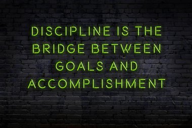 Akıllıca alıntı. Duvara karşı neon yazıtlar