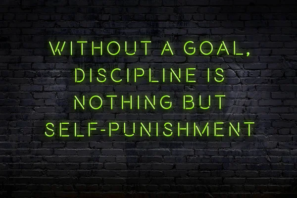 Tuğla duvardaki neon ışığın gece görüşü. Bilge Qoutation. 