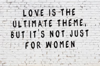 Beyaz tuğla duvara zekice alıntılar yazılı siyah bir yazı.