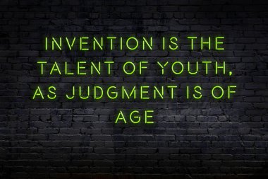 Tuğla duvardaki neon ışığın gece görüşü. Bilge Qoutation. 