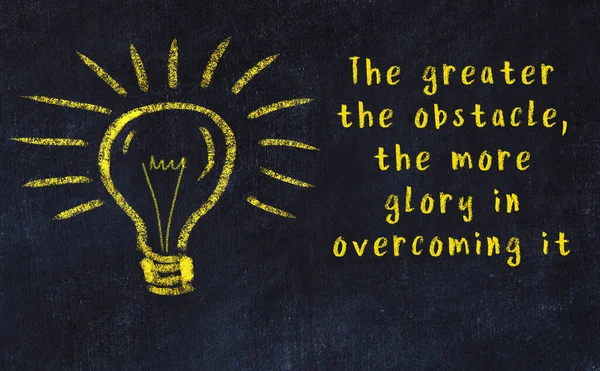 Bir ampulün tebeşir çizimi ve bilgece alıntıların yazımı