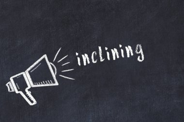 Tebeşir hoparlörü ve siyah karatahtaya eğimli yazıt