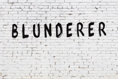 Beyaz tuğla duvara yazı yazma hatası.