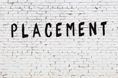 Beyaz tuğla duvara yazıt yerleştirme