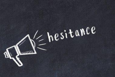 Tebeşir hoparlörü ve siyah karatahtadaki yazıt tereddütü