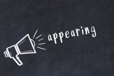 Hoparlör ve yazıtın belirdiği tebeşir çizimi