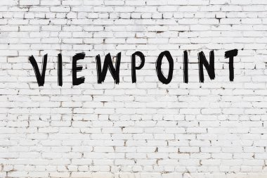 Üzerinde siyah boya olan beyaz duvar.