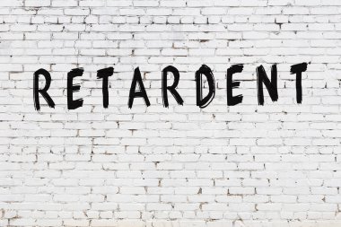 Beyaz tuğla duvara yazı geciktirici