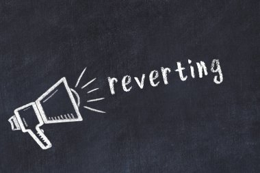 Tebeşir hoparlörü ve yazı siyah karatahtaya geri dönüyor.