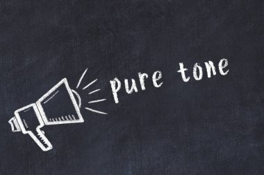 Tebeşir hoparlörü ve yazı tahtadaki saf ton