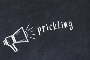 Tebeşir hoparlörü ve siyah karatahtaya dikenli yazı