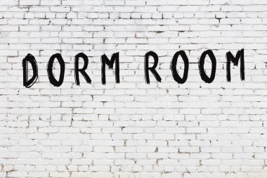 Üzerinde siyah boyalı yatakhane odası olan beyaz duvar.