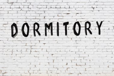 Üzerinde siyah boyalı yatakhane olan beyaz duvar.