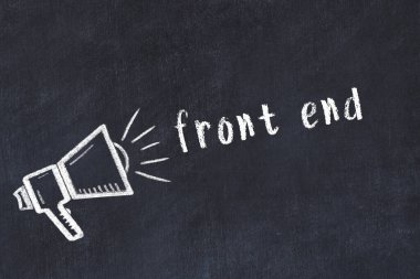 Tebeşir hoparlörü ve siyah karatahtanın ön ucundaki yazı.