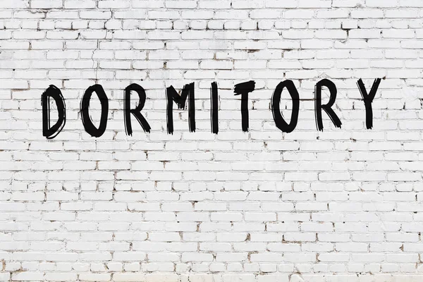 Üzerinde siyah boyalı yatakhane olan beyaz duvar.