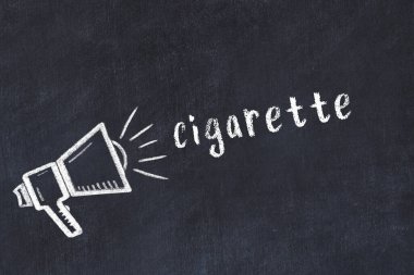 Tebeşir hoparlörü ve siyah karatahtaya yazılı sigara.