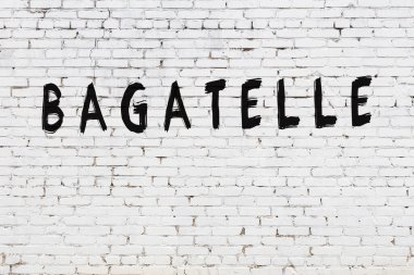 Üzerinde siyah boya olan beyaz bir duvar.