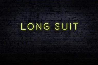 Neon işareti. Tuğla duvara karşı uzun bir dava. Gece görünümü
