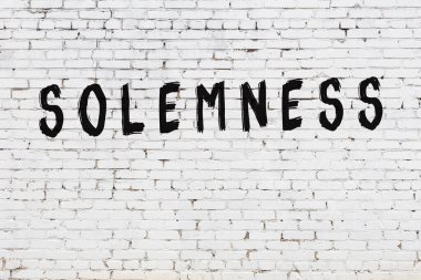 Beyaz tuğla duvara yazı yazma ciddiyeti